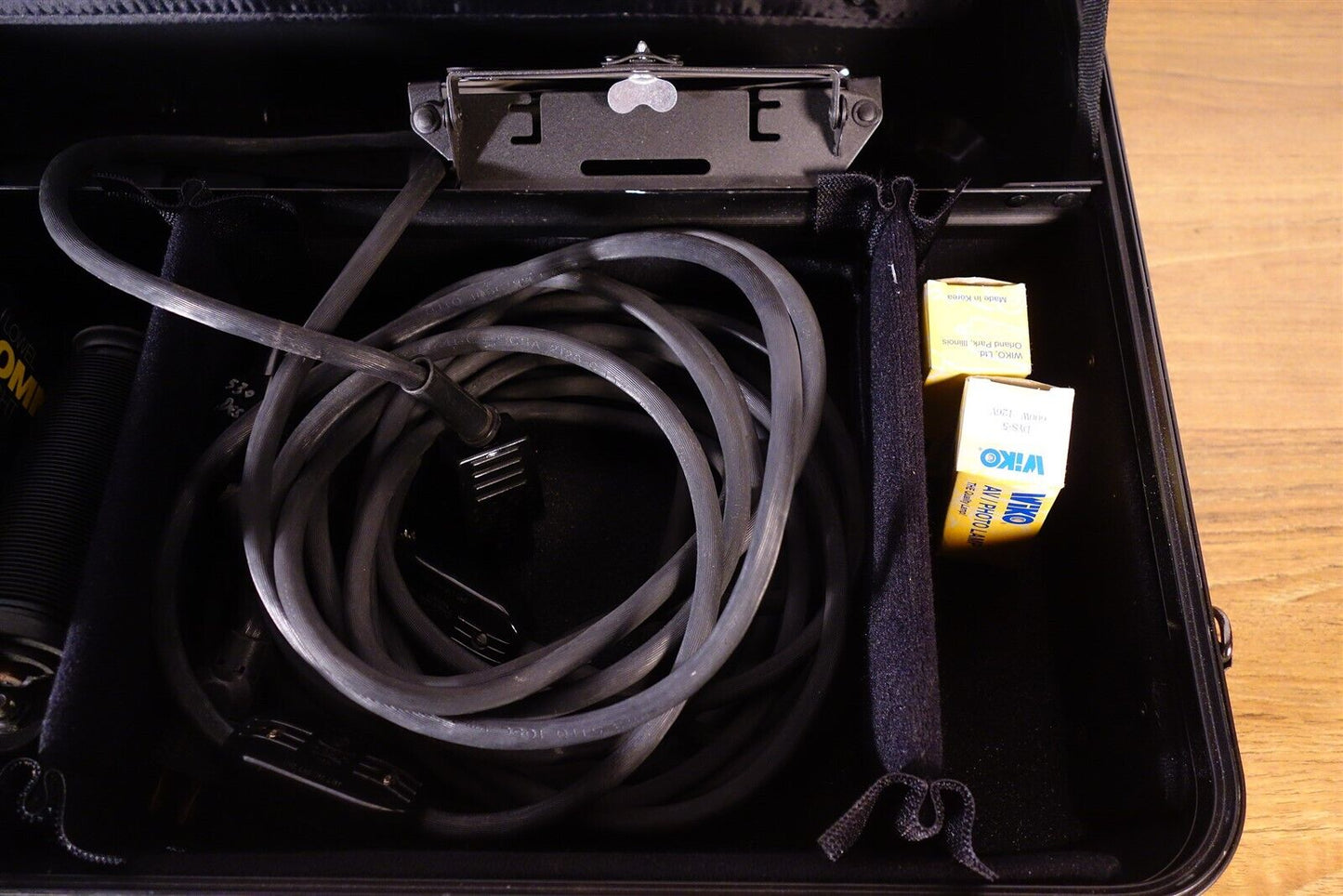 Lowel Omni Portable / Studio Light kit with 2 new Bulbs