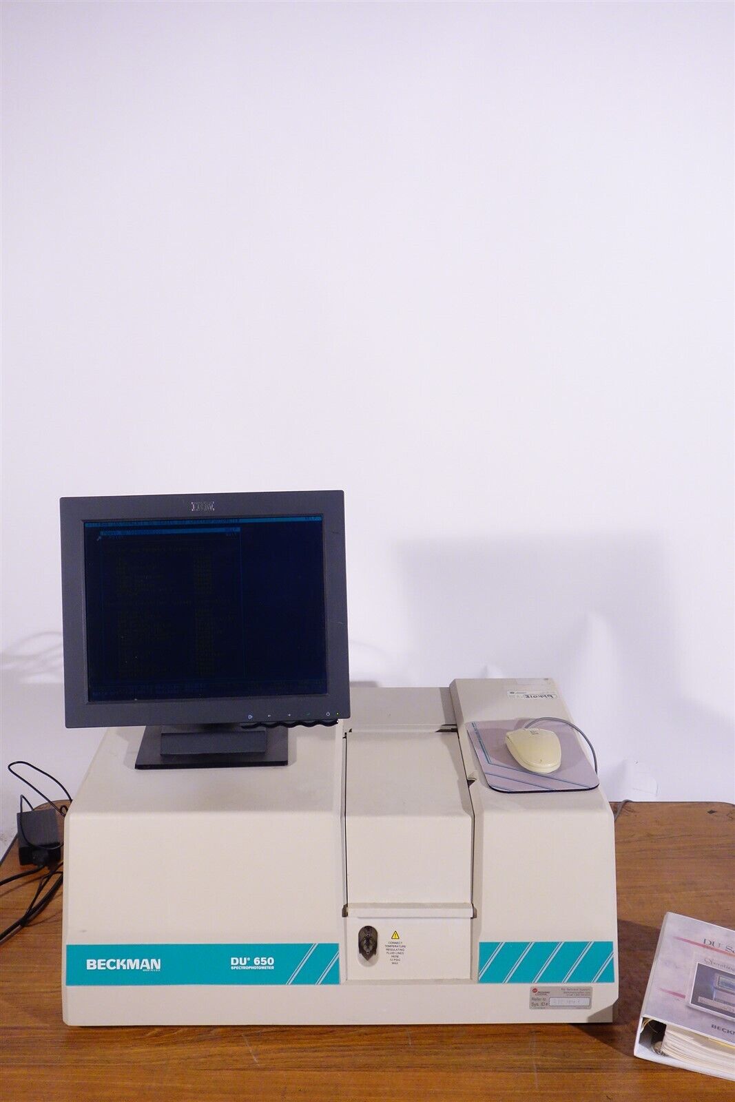 Beckman DU650 Research Spectrophotometer with Monitor + Accessories 