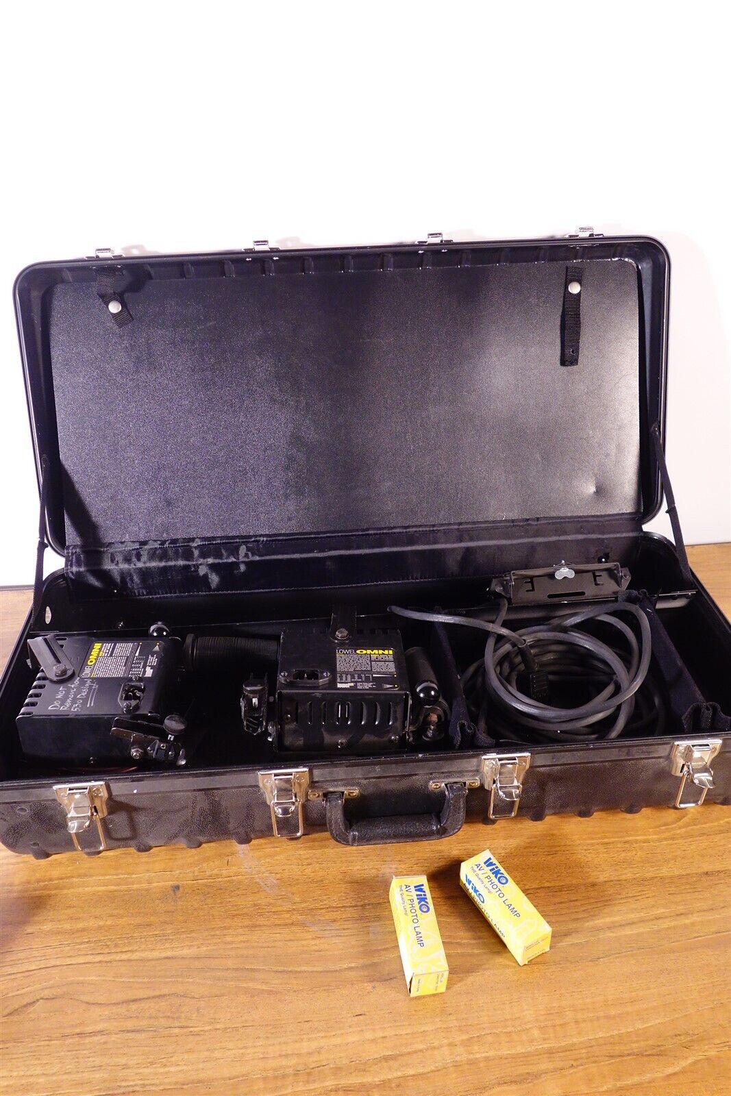 Lowel Omni Portable / Studio Light kit with 2 new Bulbs 