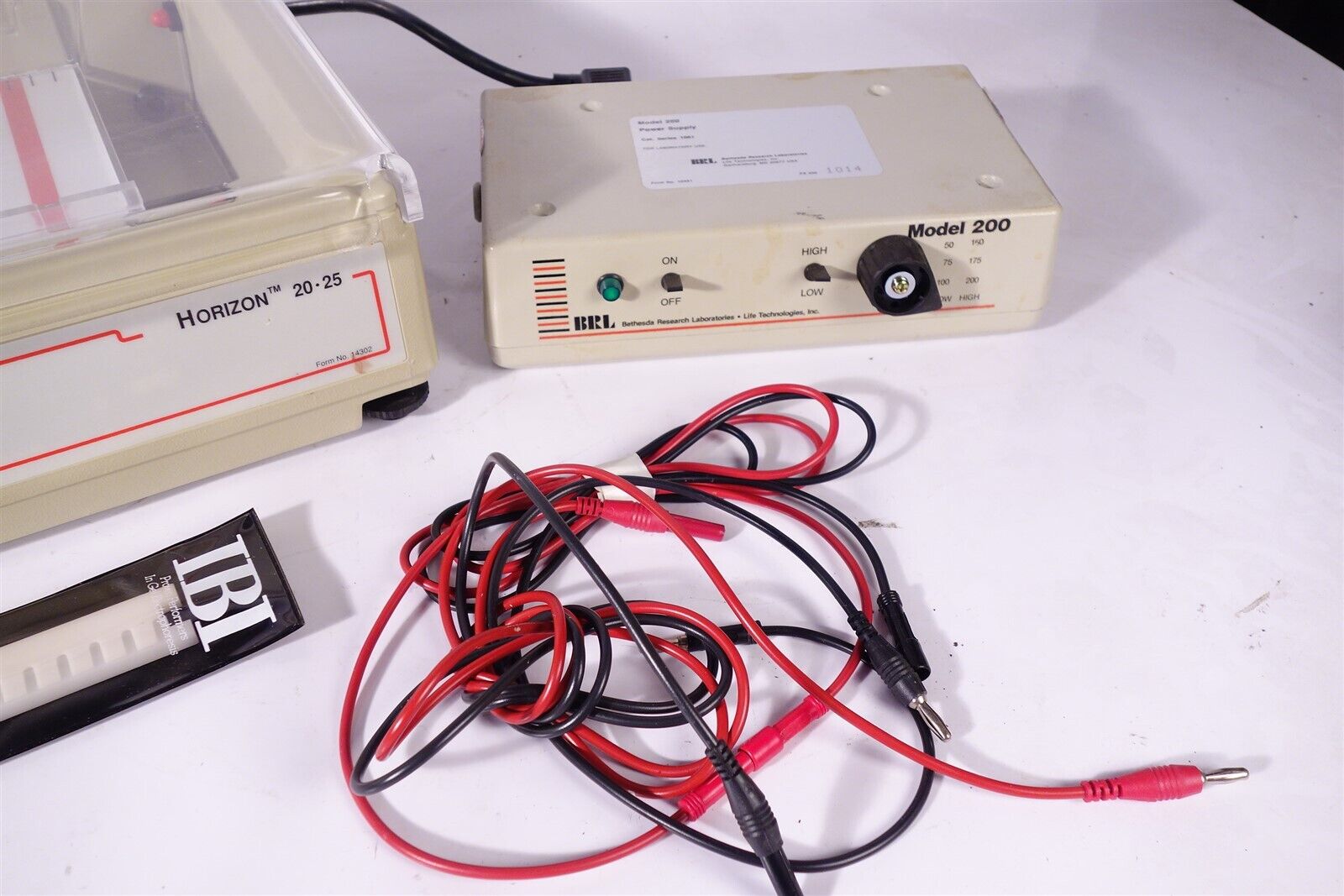 GIBCO BRL Horizon 20-25 Horizontal Electrophoresis System with 200 Power Supply