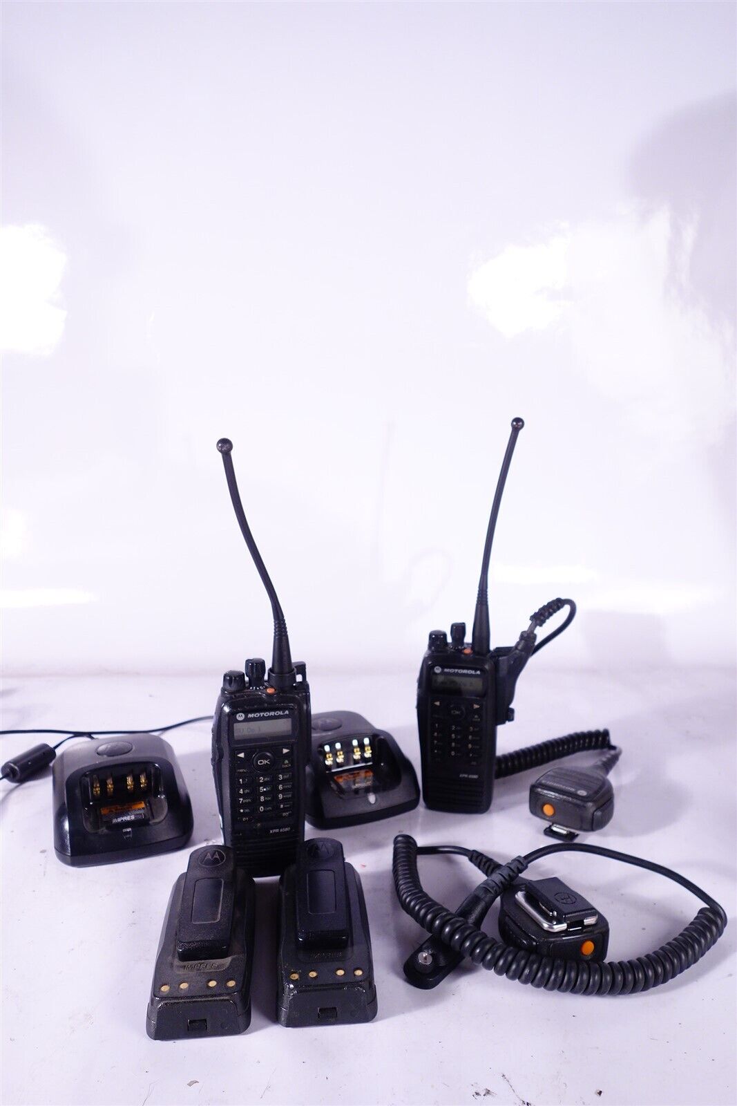 Lot of 2 Motorola XPR 6580 Radios w/ Charging Docks / accessories 