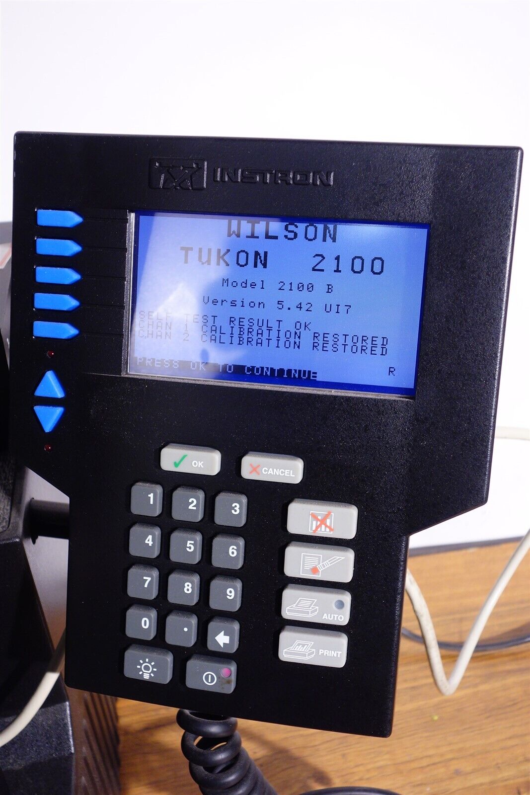 Wilson Instron KNOOP VICKERS HARDNESS TESTER TUKON TM 2100B 