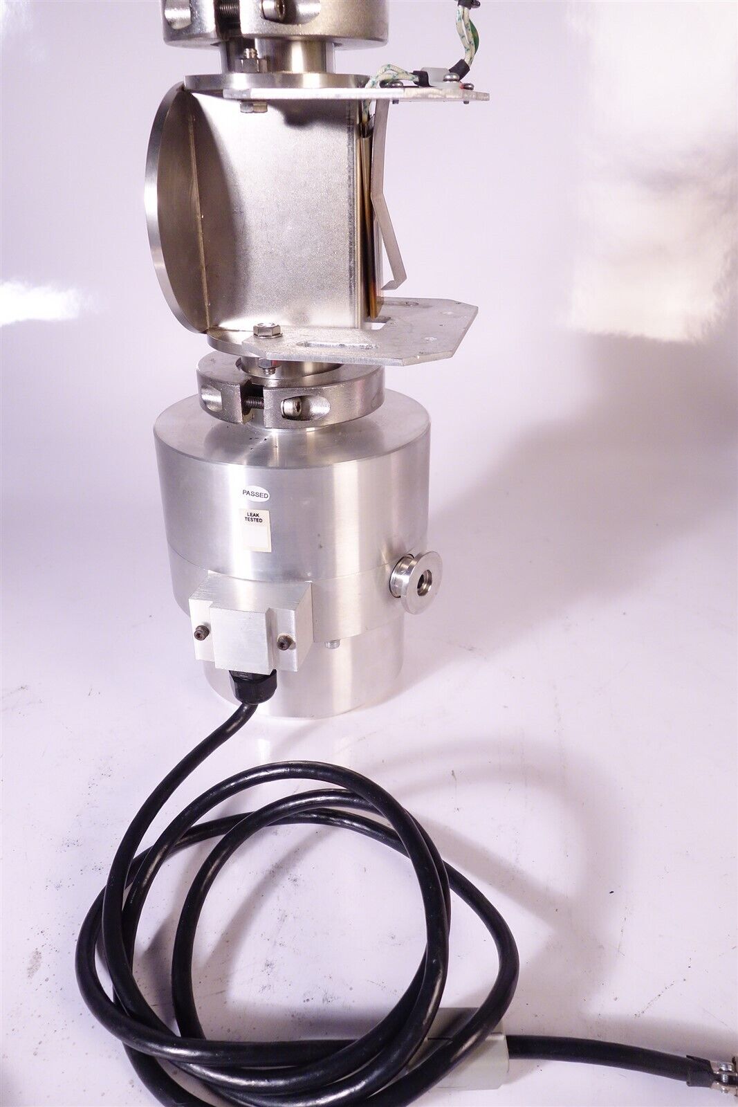 Kratos / Varian ? VAT ? Electron Gun / Detector Gas Analyzer Assembly identify? 