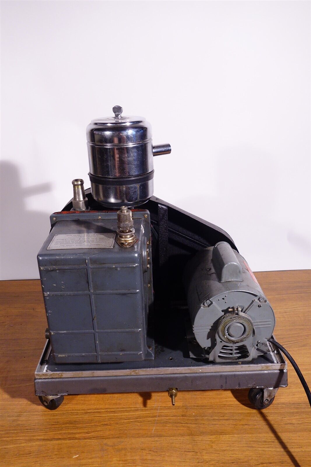Large Welch DuoSeal 1402 Vacuum Pump - Excellent 